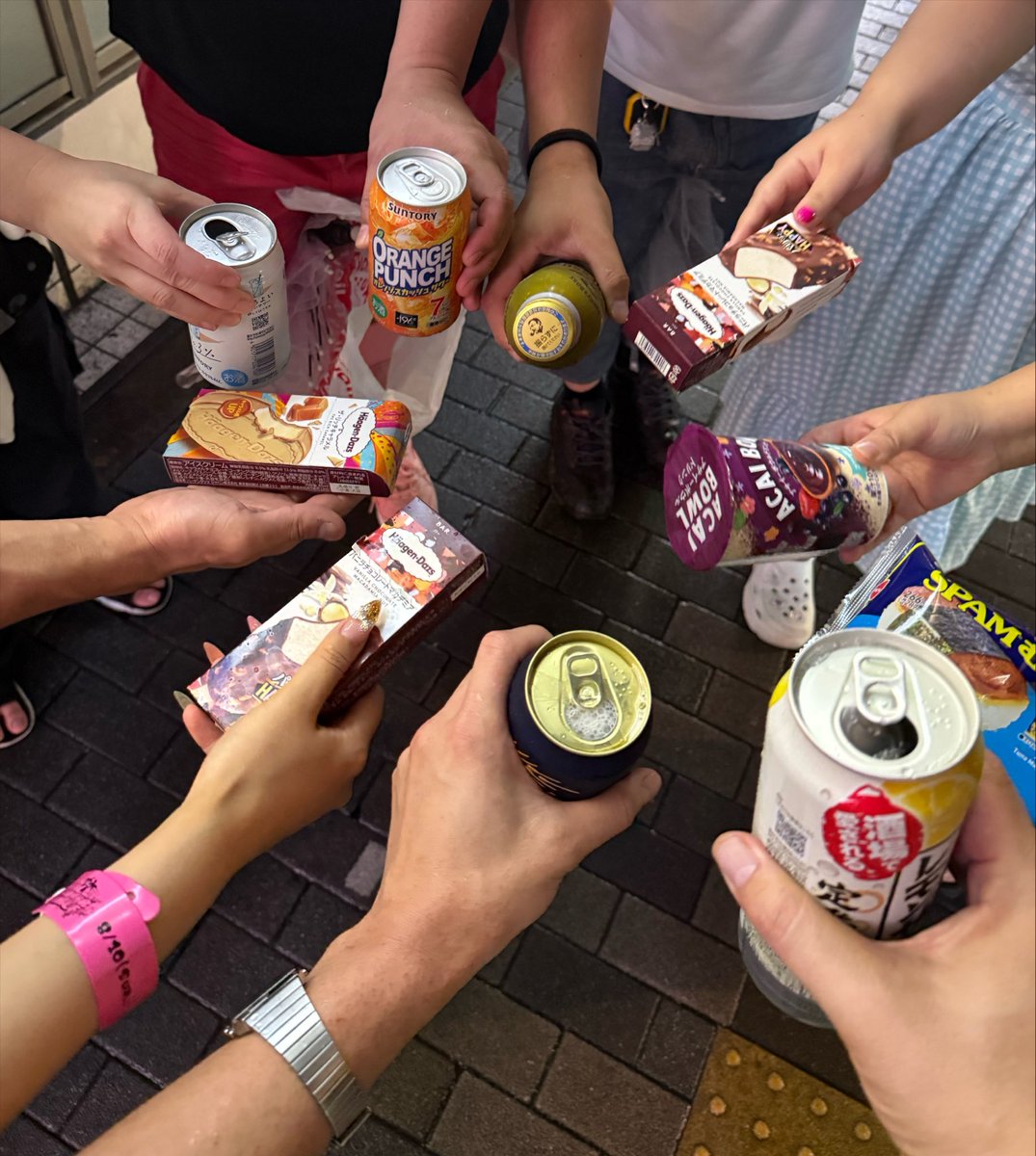 OAT64729870's tweet photo. 夏はライブと酒に尽きる🍻
#これを見た人は無言で去年の8月の画像を貼る https://t.co/EmijMXggCp