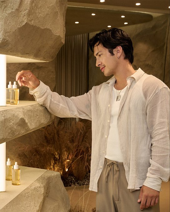 olaedoh_'s tweet photo. he even has chemistry with the madagascar centella ampoule bro what the fuck https://t.co/ynscWDKyMc
