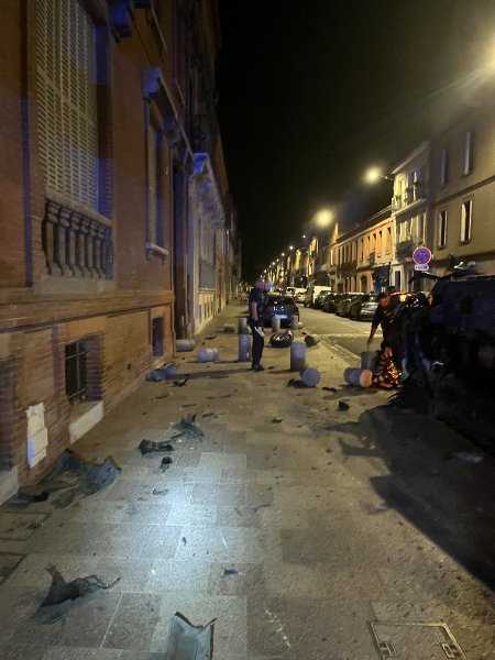 EmilionEsnault's tweet photo. Quand la Police Municipale demande de s'arrêter, le plus simple reste d'obtempérer.

Finir sur le flanc rue de la Concorde et détruire sa voiture pour tenter de sauver 2 points de permis...

Mauvais calcul. 

3 individus alcoolisés interpellés cette nuit. https://t.co/OuzHHpILj9