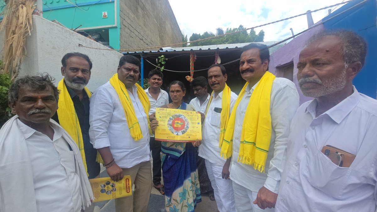 d_polanna's tweet photo. పత్తికొండ నియోజకవర్గం లో రెండేళ్ల అభివృద్ధి పాలన గురించి ఇంటింటి ప్రోగ్రాం పాల్గొన్న పత్తికొండ నియోజకవర్గం పరిశీలికులు వడ్డే సిమెంట్ పోలన్న https://t.co/K7lTktS1o4