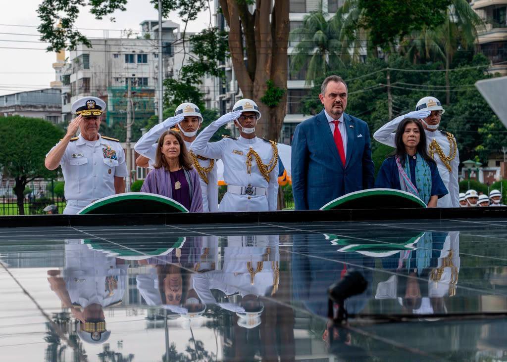 ajaynewsman's tweet photo. Irony dies  a million times. 
Today, Admiral Koehler, commander, U.S. Pacific Fleet  paid tribute at Shikha Anirban, the Eternal Flame, honoring the members of the Bangladesh Armed Forces who gave their lives during the 1971 Liberation War.

History : Same  US sent its fleet to Bay of Bengal to help Pakistan in stopping the liberation of Bangladesh.
Pic from @usembassydhaka