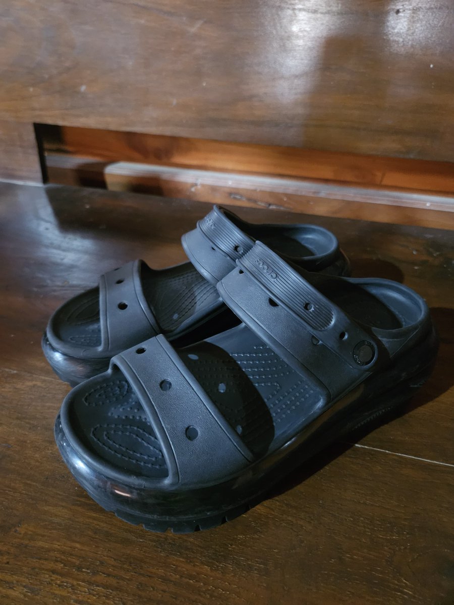 limxwang's tweet photo. Preloved crocs mega crush sandals black size 39 (M 6/W 8) price 450k

Beli pas di jepang, sandals only, bagian shiny/glossynya rada cemong karena pemakaian. 

Dom jatim, bisa oren dan split payment ♡ https://t.co/dqTfPEyZ9w