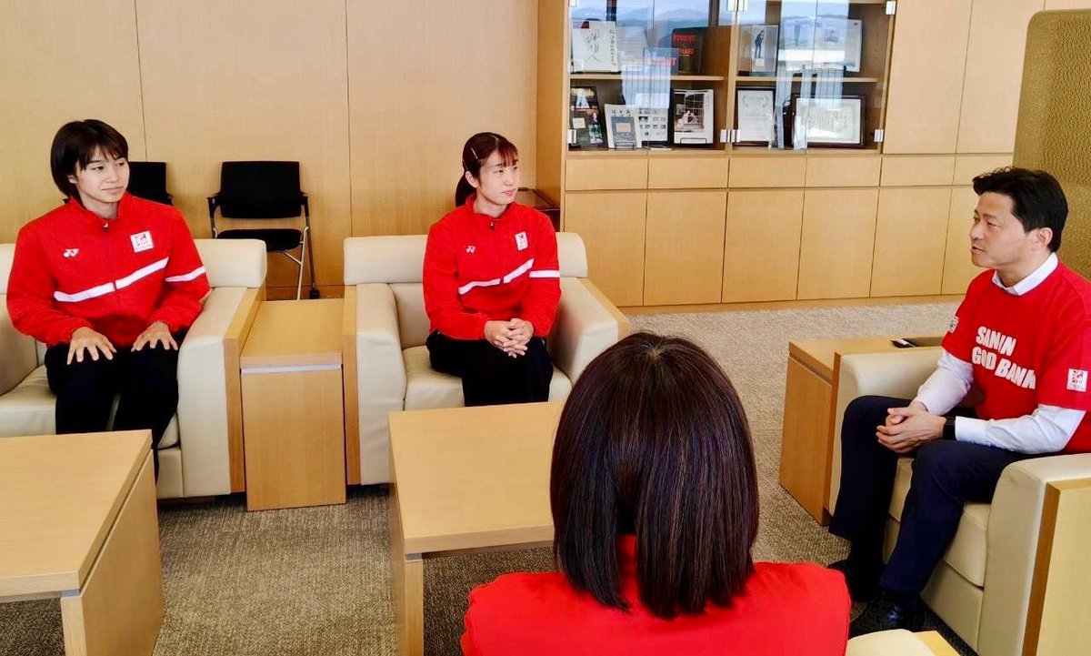 akihito_uesada's tweet photo. 8月17日からインド・ニューデリーで開催される「世界バドミントン選手権」の女子ダブルスに、ごうぎんバドミントンチームの大澤佳歩選手と田部真唯選手が出場されます！

世界バドミントン選手権に島根県出身選手が出場するのは初めて♪
快挙です☆

お二人の目標はベスト8！
みんなで応援しましょう📣 https://t.co/xsX0y0I2a7