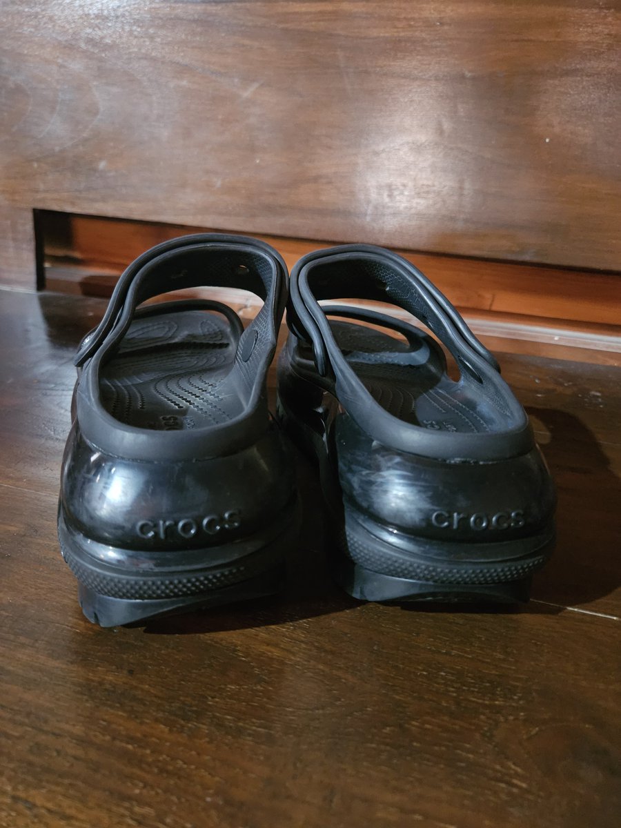 limxwang's tweet photo. Preloved crocs mega crush sandals black size 39 (M 6/W 8) price 450k

Beli pas di jepang, sandals only, bagian shiny/glossynya rada cemong karena pemakaian. 

Dom jatim, bisa oren dan split payment ♡ https://t.co/dqTfPEyZ9w