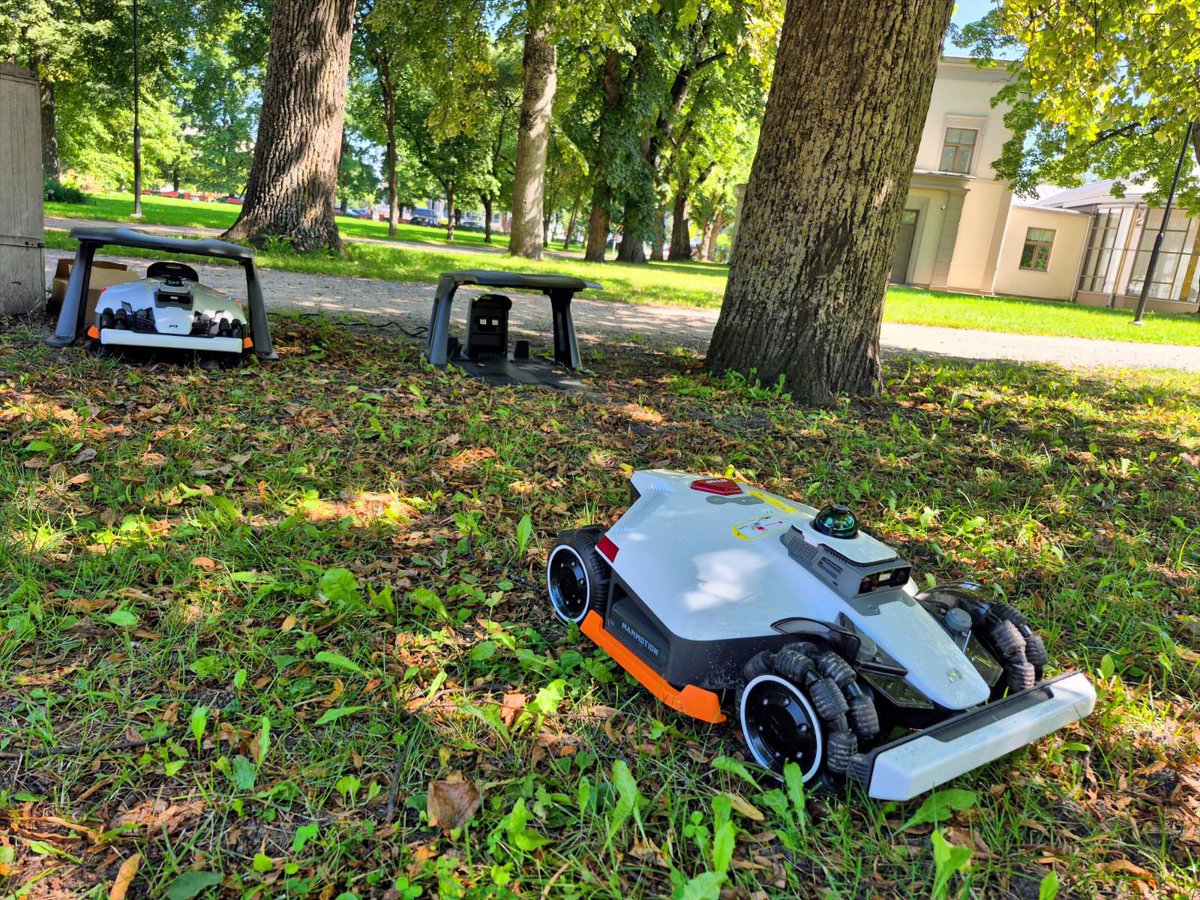 JelgavaLV's tweet photo. Raiņa parkā zālienu kopšanu sāk nodrošināt robotizētie zāles pļāvēji. Plašāk: https://t.co/R5WGWngkvv
#Jelgava #JelgavasPilseta https://t.co/SSJfKrsG4L