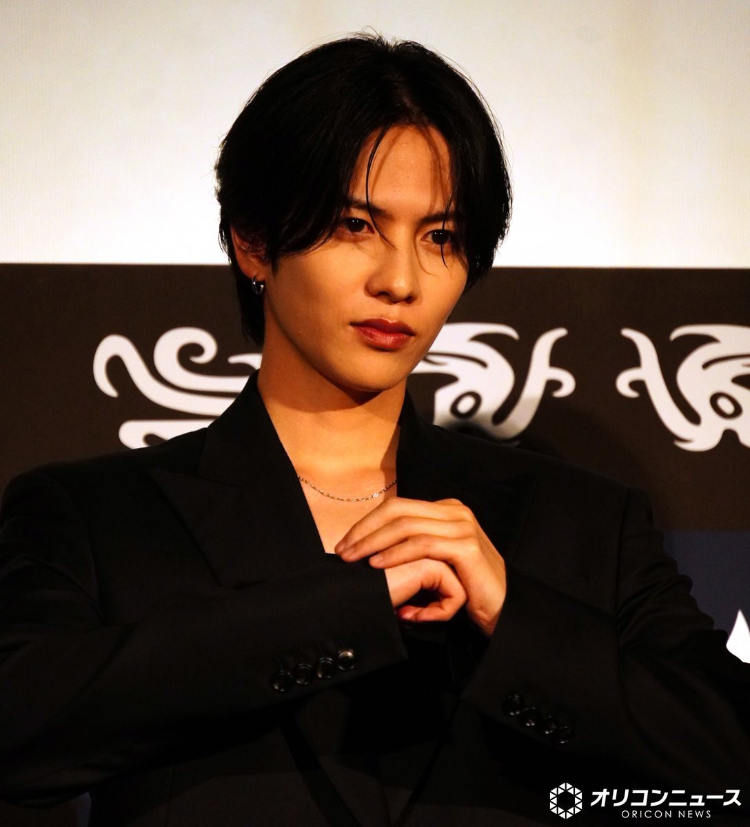oricon's tweet photo. 志尊淳、映画で初乗馬もまさかの展開🐎
💭「僕が馬に乗るシーンがすごい増えて」
 馬でトラックを追いかける🚛
https://t.co/CMelhVDrHw

#キングダム　@kingdomthemovie https://t.co/j7A5Bq0mku