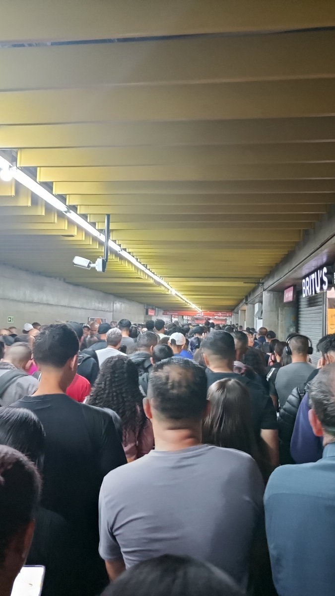 fernandomatuto's tweet photo. Estação Guaianases, Linha 11 Coral @CPTM_oficial @tarcisiogdf #bdsp https://t.co/FbhCxhlb0x