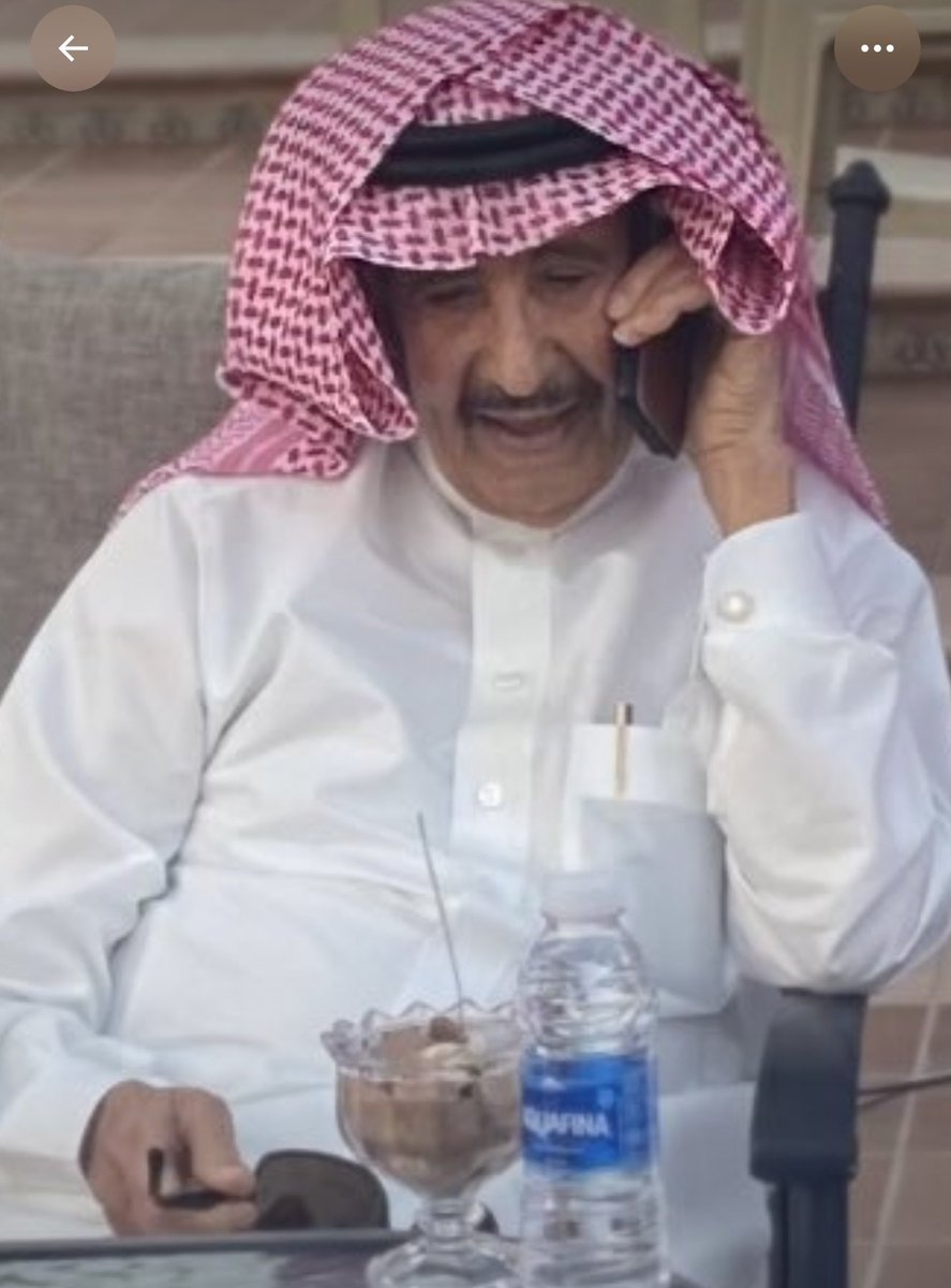 Ibrahimalamrot's tweet photo. زرته للعزاء فعزّاني
-
جئته متهيبًا - وهو المَهيبُ بقيمته وقامته - فكيف للكلمة أن تواسي ، وكيف للمكلوم أن يتأسى ، وهذا هو الفقد الثالث خلال أعوام،  وقد قال في حوار سابق مع صحيفة الدستور الأردنية ( أكتوبر 2003 ) : 

"إن ما يعذب الآباء إصابةُ أولادهم بمكروه، ويقال إن الأولاد يحجون عن آبائهم ولو استطعت لحججت لهم"
-
السفير الجدير والإنسان الأثير عبدالرحمن الناصر العوهلي فقد ابنيه:  الدكتور عبدالعزيز رئيس هيئة النقل 2021، و الدكتور خالد رئيس جامعة الخليج 2023، ورحلت يوم الإثنين الماضي 3 أغسطس 2026 زوجته ورفيقة دربه السيدة منيرة الناصر المنصور العوهلي التي قال عنها في لقاء صحيفة الدستور : إنها ابنة عمه ولم يرَ منها ومعها إلا كل خير ، ولا أنسى افتقاده لصديقه الأقرب معالي الشيخ عبدالله العلي النعيم 2024 ، رحمهم الله و��سكنهم عليين.
-
جلست بجانبه وخذلتني الكلمات كما تفعل دائمًا في المواقف العصية، وأنّى لها أن تردد مع أبي ذؤيب : 
… 
والدهر ليس بمعتبٍ من يجزعُ ..

وكيف تستعير من ابن الرومي :
بكاؤكما يشفي وإن كان لا يجدي ..

وهل تروي نص أبي الحسن التهامي :
حكم المنية في البرية جاري ..

  غير أنه هوّن الأمرَ عليّ وتحدث معي في أمور شتى ليس فيها حزن غياب ولا آلام  فقد، مواصلًا عصاميته النفسية كما الشخصية حين اضطرته الحياة للعمل في سن السابعة ، واغترب عن مدينته صغيرًا فعمل في أرامكو ، وتنقل في الوظائف حتى صار مسؤولًا بارزًا وسفيرًا للمملكة في عدد من العواصم، واعتذر عن عمادة السلك الدبلوماسي في أستراليا كي لا يضطر للتعامل مع سفير الصهاينة ، ورأيته ولم يرني حين كان سفيرًا في الأردن وهو يتابع - بدقة ولطف وحرص- تنظيمات مؤتمر علمي دعيتُ إليه ، ولم أكن وقتها أعرفه عن قرب مثلما لم أُعرّفه بنفسي، وهذه من عاداتي السيئة ودافعها الحياءُ وحب التواري .."
…
كتبت عن أبي عبدالعزيز مرةً حين زرنا معًا معالي الشيخ الدكتور عبدالله التركي : 

( ساعة ذاكرة وأعوام ذكرى ) 
ولا ولن يفي؛  فالحديث عن سماته وإنجازاته ممتد، وليته أو ابنيه الكريمين : د. يزيد - أ. مها وأحفاده حفظهم الله يروُون مفاصل في تفاصيل سيرته الملأى بالكفاح والنجاح ، والعمل والأمل ، والعطاء والوفاء.
..
" وبشر الصابرين "
-