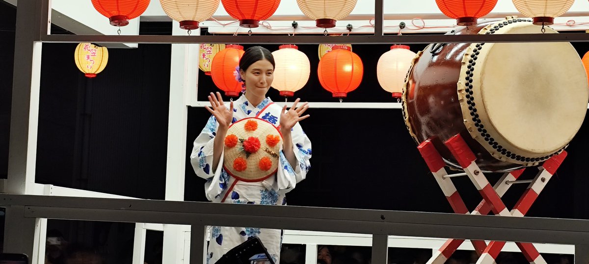 sayyes147's tweet photo. 山形市の
花笠祭りに橋本まなみさん登場
#山形県
#山形市
#花笠祭り
#橋本まなみ https://t.co/ZEYhj1IZPa
