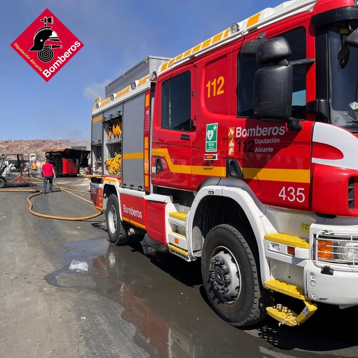 BomberosDipuALC's tweet photo. #BomberosVillena con nuestro retén itinerante #cpba del Vinalopó, ha conseguido extinguir esta mañana un incendio en una planta de reciclaje en Villena. El fuego se ubicó en la campa exterior y afectó sobre todo a residuos contenidos en un remolque. Sólo lamentar daños materiales https://t.co/CrMEbLzGaI