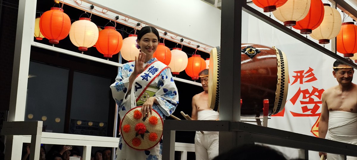 sayyes147's tweet photo. 山形市の
花笠祭りに橋本まなみさん登場
#山形県
#山形市
#花笠祭り
#橋本まなみ https://t.co/ZEYhj1IZPa