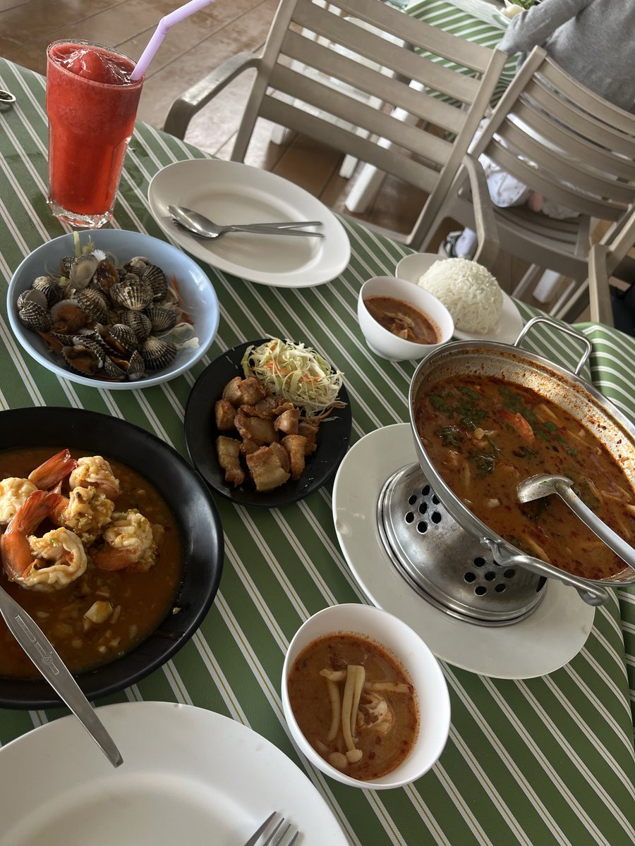 biboo222222's tweet photo. 2วัน1คืน หัวหิน 🌅￼🩴🌺
- ร้านอาหารที่แนะนำ “ อีสานริมหาด ” อร่อยมากๆ ราคาโอเคอยู่นะ ติดคลื่นติดทะเลเลย ติดจนน้ำกระเด็น5555 แนะนำให้สั่งไอกุ้งที่เราสั่งอะ โครตอร่อย 
- หาดที่ควรไปถ่ายรูป “ หาดทรายน้อย ” ไม่มีคนเลย เราไปดูพระอาทิตย์ขึ้นกับแฟน สวยมาก ไม่สกปรก ถ่ายรูปออกมาแสงโครตดี ไอธงที่ตั้งvibeเหมือนตปทมาก
-ที่พัก Guuden Huahin ไม่ติดทะเล แต่เงียบๆ ฟีลดี ฝรั่งไม่ใช่พวกเสียงดังอะ เป็นพวกแก่ๆมานอนพักหัวหินเป็นเดือนไรงี้ สอบถามพนักงานมา ค่าห้องถูกมาก ราคาเริ่มต้น900-1400บาทเอง ขนาดช่วงเทศกาลด้วยนะ เรานอนห้องติดริมสระ โครตคุ้ม 
- หมูทะ ร้านไหนก็ได้ เราลืมชื่อร้าน แต่มันตรงข้ามคาเฟ่กับที่พักดังๆอะ ที่เป็นสีส้มๆ อร่อย แซ่บ ดูเหมือนน้อย แต่อิ่มมาก~