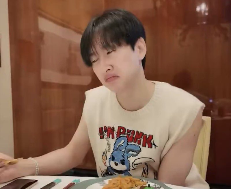 tokki_jinnhae's tweet photo. i recognise this expression too damn well HAHAHAHAHAH 😂😂 https://t.co/TAKgrXK8GY