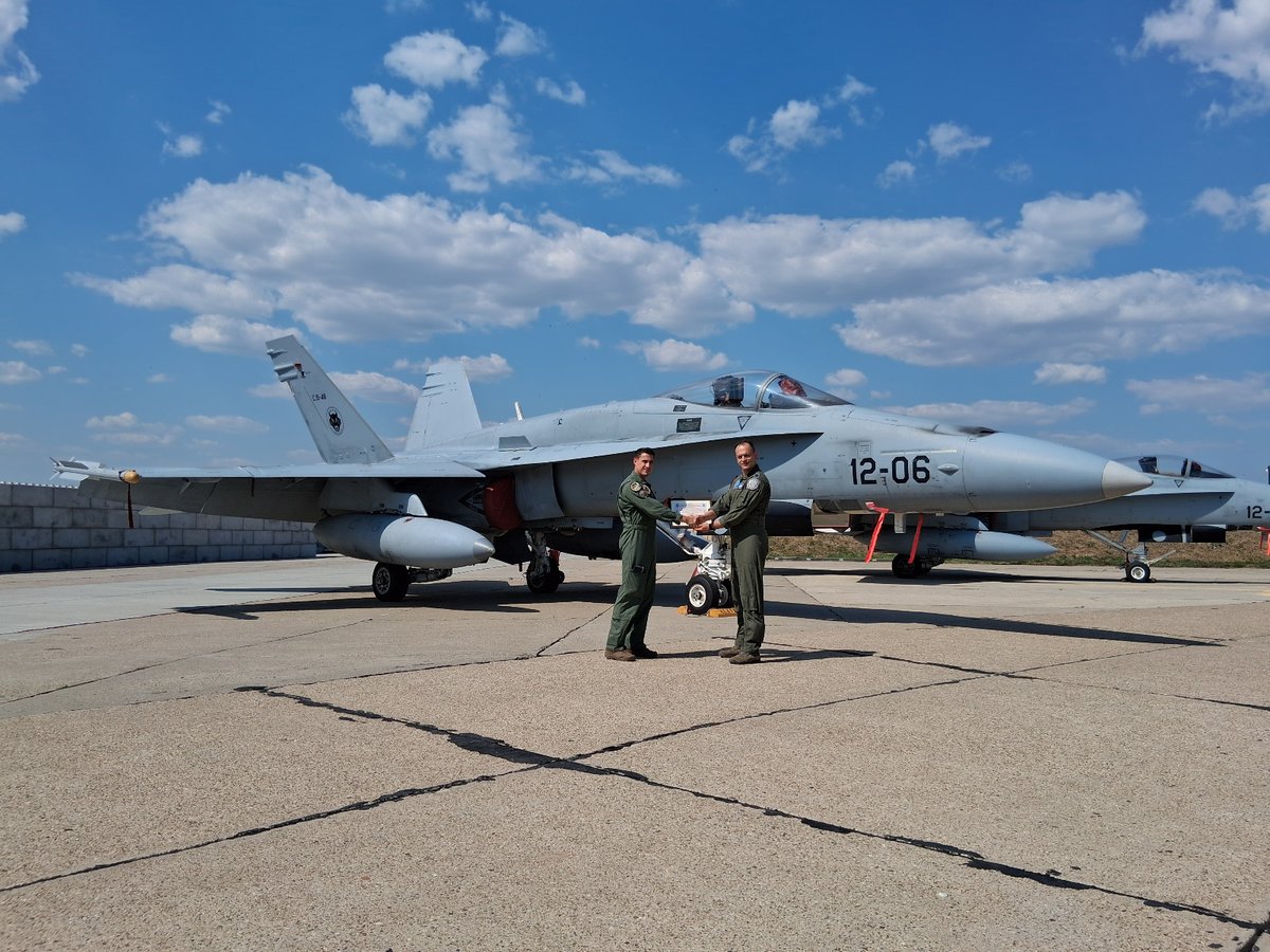 EMADmde's tweet photo. ✈️ El Destacamento Aéreo Táctico 'Paznic' alcanza la Capacidad Operativa Plena tras la certificación del Centro de Operaciones Aéreas Combinadas de Torrejón.
Este hito operacional permite al contingente activar su servicio de alerta en la misión de Policía Aérea Reforzada en Rumanía 🇷🇴, para contribuir a la disuasión en el flanco este de la @NATO.
#MOPS @EjercitoAire