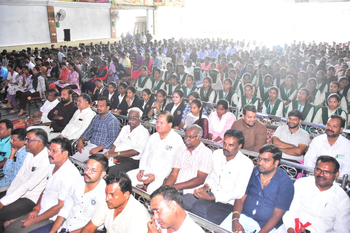 SPyadadri's tweet photo. సురక్షా కా తిరంగా 🇮🇳 | సైబర్ అవగాహన కార్యక్రమం

  '' క్లిక్ చేసే ముందు ఆలోచించండి – ఆగండి,  పరిశీలించండి, సురక్షితంగా ఉండండి''. 🛡️📱

                               ➖ఎస్పీ శ్రీ అక్షాన్ష్ యాదవ్ ఐపిఎస్  

🔹సురక్షా కా తిరంగా కార్యక్రమంలో భాగంగా యాదాద్రి భువనగిరి పోలీసుల ఆధ్వర్యంలో విద్యార్థులు, పట్టణ ప్రజలకు సైబర్ నేరాలు, ఆన్‌లైన్ మోసాలు మరియు సురక్షిత డిజిటల్ వినియోగంపై అవగాహన కల్పించేందుకు ప్రత్యేక సైబర్ అవగాహన కార్యక్రమం నిర్వహించారు.
🔹 కార్యక్రమానికి యాదాద్రి భువనగిరి జిల్లా ఎస్పీ శ్రీ అక్షాన్ష్ యాదవ్ IPS ముఖ్య అతిథిగా హాజరై సైబర్ భద్రత ప్రాముఖ్యతను వివరించారు.
🔹 ప్రముఖ సైబర్ & ఫోరెన్సిక్ నిపుణులు, SyTech Labs Pvt. Ltd. CEO శ్రీ సందీప్ ముదల్కర్ అత్యంత సమగ్రంగా, ఆసక్తికరంగా PPT ప్రజెంటేషన్ ద్వారా సైబర్ నేరాలపై అవగాహన కల్పించారు.
🔹 సైబర్ నేరగాళ్లు ప్రజలను ఎలా మోసం చేస్తారో వివరించేందుకు లైవ్ డెమోస్ మరియు ప్రాక్టికల్ ప్రయోగాలు నిర్వహించారు.
🔹 OTP మోసాలు, ఫిషింగ్ లింకులు, నకిలీ కాల్స్, సోషల్ మీడియా మోసాలు, ఆన్‌లైన్ ఆర్థిక మోసాలు తదితర సైబర్ నేరాలపై విద్యార్థులు, పట్టణ ప్రజలకు అవగాహన కల్పించారు.
🔹 లైవ్ డెమోస్ ద్వారా అనుమానాస్పద లింకులు, మెసేజ్‌లు, కాల్స్‌ను ఎలా గుర్తించాలి, వాటి బారిన పడకుండా ఎలా జాగ్రత్త వహించాలో వివరించారు.
🔹 కార్యక్రమంలో ప్రదర్శించిన అవగాహన వీడియోలు మరియు PPT ప్రజెంటేషన్ ప్రజలు సైబర్ నేరాల నుంచి తమను తాము రక్షించుకోవడానికి ఎంతగానో ఉపయోగపడతాయి.
 🔹 ప్రతి ఒక్కరూ అప్రమత్తంగా ఉండి, తమ వ్యక్తిగత మరియు ఆర్థిక సమాచారాన్ని రక్షించుకోవాలని యాదాద్రి భువనగిరి పోలీసులు సూచించారు.
#SurakshaKaTiranga #CyberAwareness #CyberSafety #CyberCrime #StayAlert #ThinkBeforeYouClick #YadadriBhuvanagiriPolice #DigitalSafety #bhongir