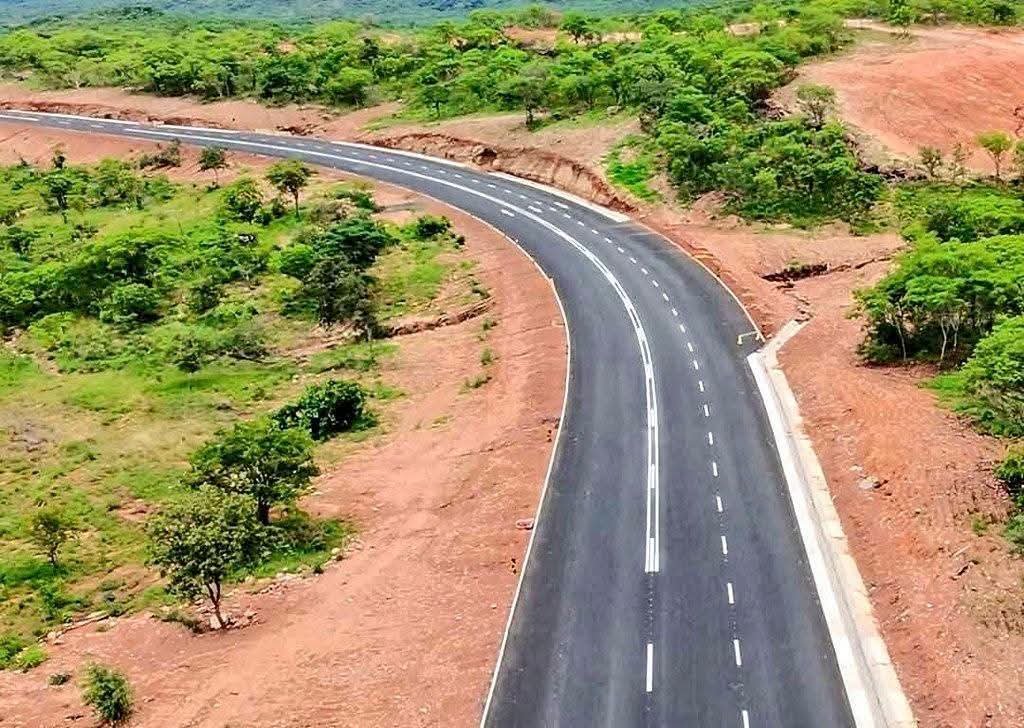 Darryl_Chisora's tweet photo. Roads are more than just asphalt, they are economic lifelines.
Under the National Development Strategy 2 (NDS2), expanding and rehabilitating Zimbabwe's road network is strengthening trade, improving access to schools and hospitals, lowering transport costs, and connecting farmers and businesses to markets.

#kilometerbykilometer
#VakaYakhaZim