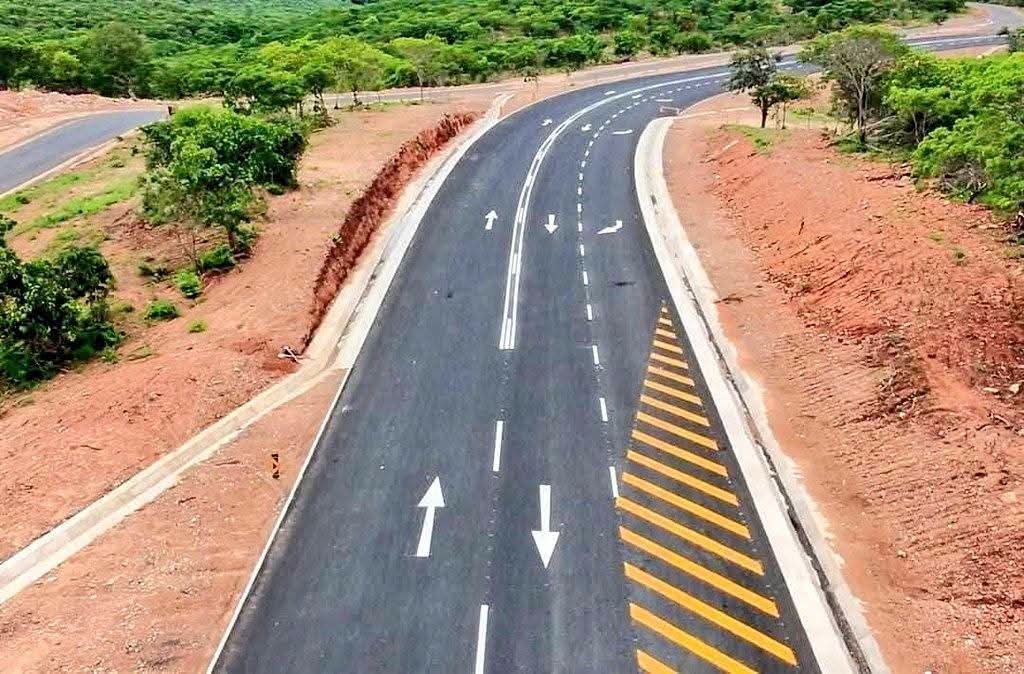 Darryl_Chisora's tweet photo. Roads are more than just asphalt, they are economic lifelines.
Under the National Development Strategy 2 (NDS2), expanding and rehabilitating Zimbabwe's road network is strengthening trade, improving access to schools and hospitals, lowering transport costs, and connecting farmers and businesses to markets.

#kilometerbykilometer
#VakaYakhaZim