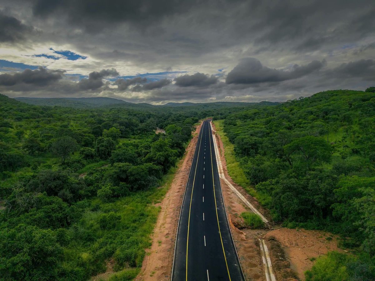 Darryl_Chisora's tweet photo. Roads are more than just asphalt, they are economic lifelines.
Under the National Development Strategy 2 (NDS2), expanding and rehabilitating Zimbabwe's road network is strengthening trade, improving access to schools and hospitals, lowering transport costs, and connecting farmers and businesses to markets.

#kilometerbykilometer
#VakaYakhaZim