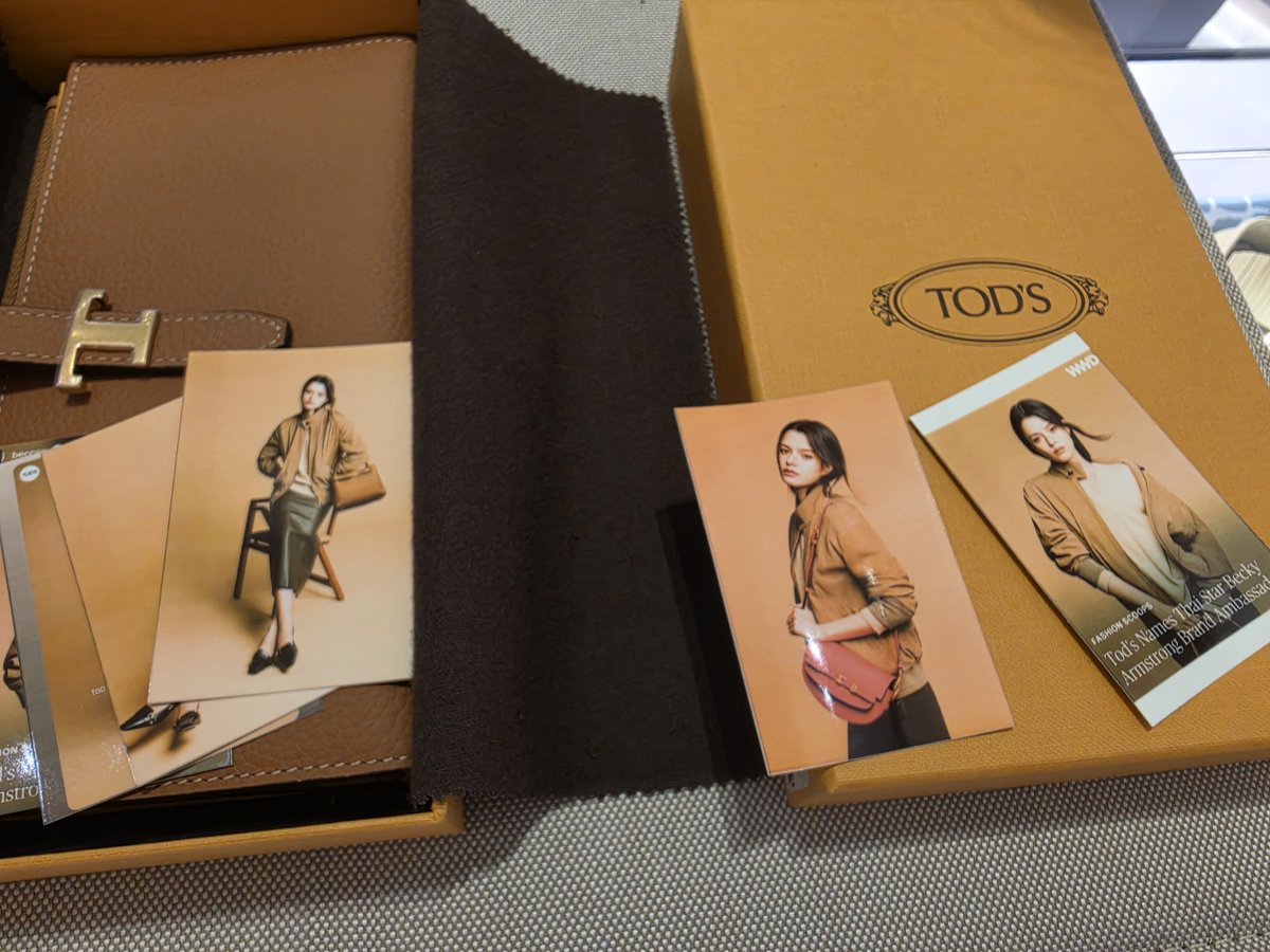 ThanhKieu9802's tweet photo. Nhân viên rất tò mò khi tui chụp ảnh Becky nên tui nói cô ấy là diễn viên Thái Lan, tôi đến đây vì cô ấy và nhân viên xin chụp lại những tấm ảnh của Becky🥰🥰

REBECCA TODS AMBASSADOR
#BeckyTodsBrandAmbassador
 #Tods #TodsxBecky 
#beckysangels #BeckyArmstrong https://t.co/xqIclQS4ai