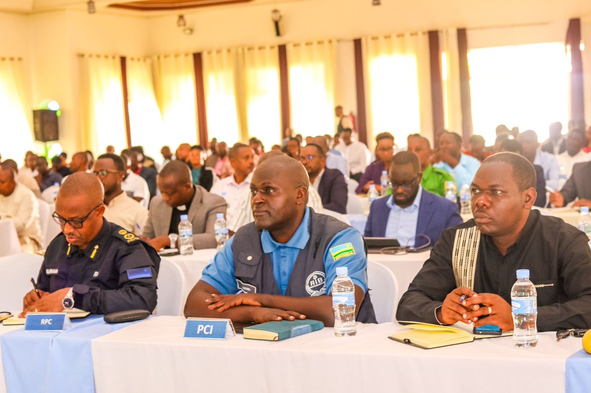 RwandaElections's tweet photo. Bijyanye n'imyiteguro y'amatora y'abayobozi b'inzego z'imitegekere y'igihugu zegerejwe abaturage, uyu munsi   #NEC yahuye n'abafatanyabikorwa  mu Ntara ya @RwandaEast  baganira ku ruhare rwa buri wese mu migendekere myiza y'ayo matora.  Ni gahunda izakomereza mu ntara zose. https://t.co/gqaW75P9zU
