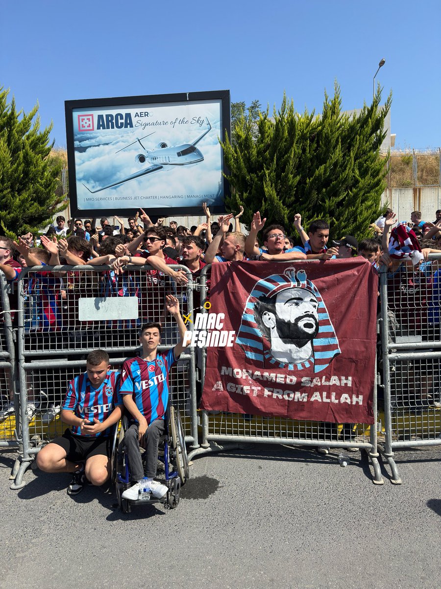 macpesinde's tweet photo. 🚨Salah’ı İstanbul’da karşılamaya gelen Trabzonspor taraftarının mesajı:

“Muhammed Salah Allah’ın bir hediyesi”

#trabzonspor #salah #mohamedsalah #keșfet https://t.co/TO9X08PzFC