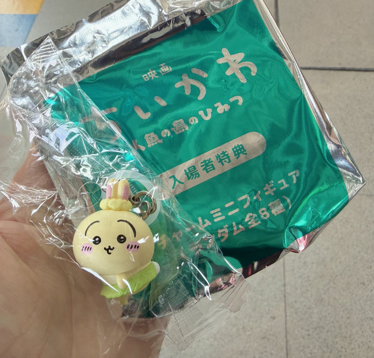 kawa_0361's tweet photo. 現在打開電影特典看看，是兔兔😉✨ https://t.co/kiDU0EjM47