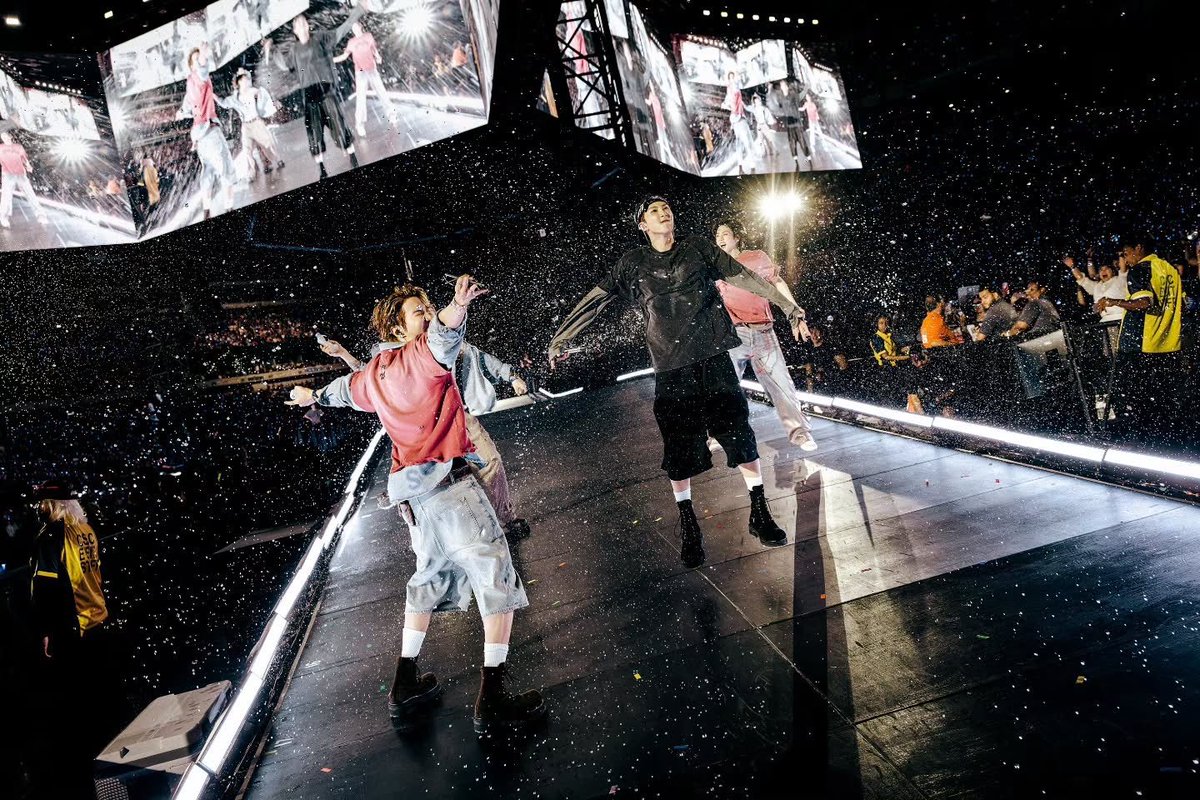 arirangrkive's tweet photo. they pictured the moment where they all got splashed with water perfectly omg, i love this photo sm 😭 https://t.co/RaWJUMSarF