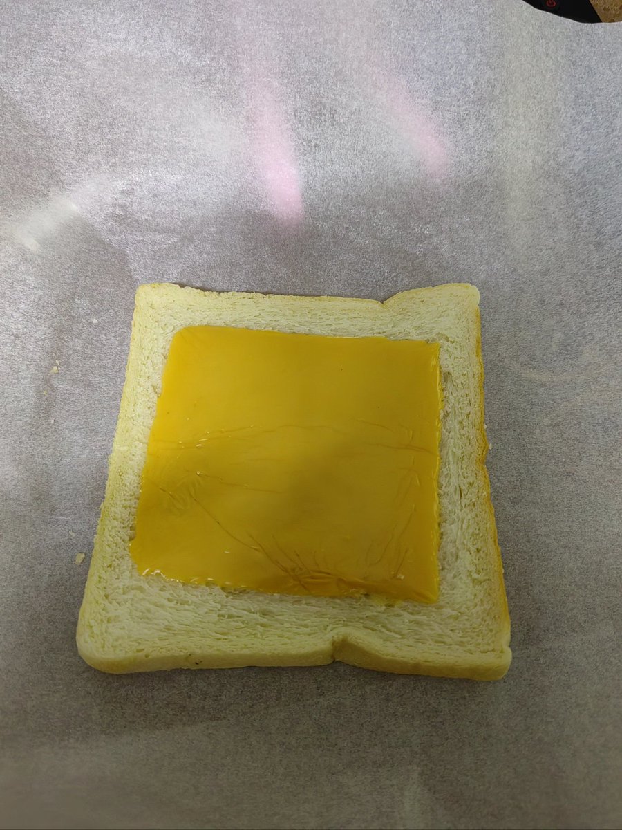 __ounces_'s tweet photo. Caught this perfect late-night snack glow—crispy toast topped with melted cheese and fresh basil hits different on a rainy Tuesday night https://t.co/mTmVGA2I7V