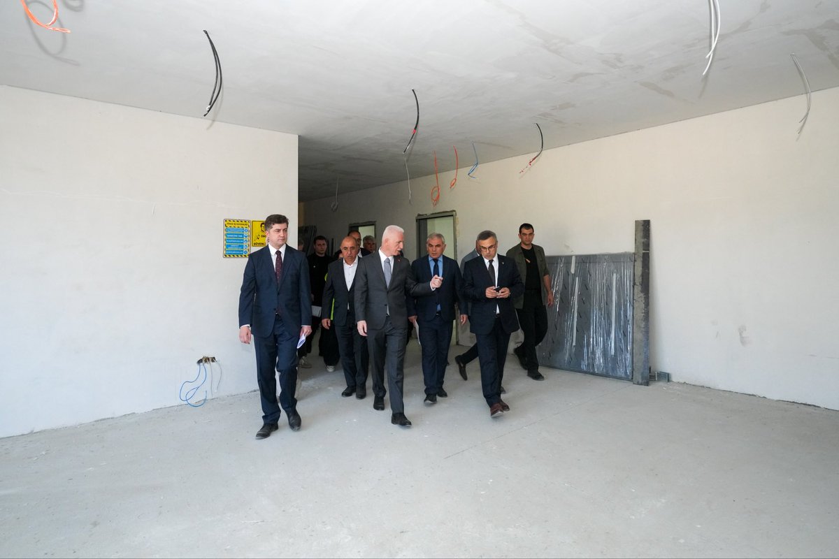 TC_istanbul's tweet photo. İstanbul’da 2026-2027 eğitim öğretim yılına hazırlıklar hızla devam ediyor! 🏫

Valimiz Davut Gül, Fatih ilçe ziyareti kapsamında:

✅ Sümbül Efendi Mahallesi’nde yapılması planlanan Fatih Spor Lisesi arsasında,

✅ Yedikule Mahallesi’nde yıkılıp yeniden yapılan Yedikule İlkokulu-Ortaokulu inşaat alanında,

✅ Cerrahpaşa Mahallesi’nde, Hanımlar Eğitim ve Kültür Vakfı (HEKVA) tarafından restorasyonu sürdürülen tarihi yapıda,

✅ Ayvansaray Mahallesi’nde yapılacak Alparslan Mesleki ve Teknik Anadolu Lisesi (MTAL) ve Özel Eğitim Kampüsü arsasında incelemelerde bulundu.

Yürütülen çalışmalar hakkında yetkililerden bilgi alan Vali Gül’e, Fatih Kaymakamı Cafer Sarılı eşlik etti.

@gul_davut

📍Fatih