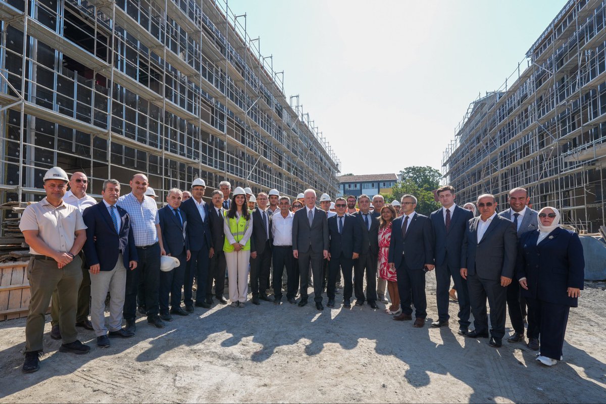 TC_istanbul's tweet photo. İstanbul’da 2026-2027 eğitim öğretim yılına hazırlıklar hızla devam ediyor! 🏫

Valimiz Davut Gül, Fatih ilçe ziyareti kapsamında:

✅ Sümbül Efendi Mahallesi’nde yapılması planlanan Fatih Spor Lisesi arsasında,

✅ Yedikule Mahallesi’nde yıkılıp yeniden yapılan Yedikule İlkokulu-Ortaokulu inşaat alanında,

✅ Cerrahpaşa Mahallesi’nde, Hanımlar Eğitim ve Kültür Vakfı (HEKVA) tarafından restorasyonu sürdürülen tarihi yapıda,

✅ Ayvansaray Mahallesi’nde yapılacak Alparslan Mesleki ve Teknik Anadolu Lisesi (MTAL) ve Özel Eğitim Kampüsü arsasında incelemelerde bulundu.

Yürütülen çalışmalar hakkında yetkililerden bilgi alan Vali Gül’e, Fatih Kaymakamı Cafer Sarılı eşlik etti.

@gul_davut

📍Fatih