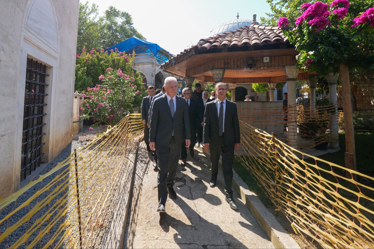 TC_istanbul's tweet photo. İstanbul’da 2026-2027 eğitim öğretim yılına hazırlıklar hızla devam ediyor! 🏫

Valimiz Davut Gül, Fatih ilçe ziyareti kapsamında:

✅ Sümbül Efendi Mahallesi’nde yapılması planlanan Fatih Spor Lisesi arsasında,

✅ Yedikule Mahallesi’nde yıkılıp yeniden yapılan Yedikule İlkokulu-Ortaokulu inşaat alanında,

✅ Cerrahpaşa Mahallesi’nde, Hanımlar Eğitim ve Kültür Vakfı (HEKVA) tarafından restorasyonu sürdürülen tarihi yapıda,

✅ Ayvansaray Mahallesi’nde yapılacak Alparslan Mesleki ve Teknik Anadolu Lisesi (MTAL) ve Özel Eğitim Kampüsü arsasında incelemelerde bulundu.

Yürütülen çalışmalar hakkında yetkililerden bilgi alan Vali Gül’e, Fatih Kaymakamı Cafer Sarılı eşlik etti.

@gul_davut

📍Fatih