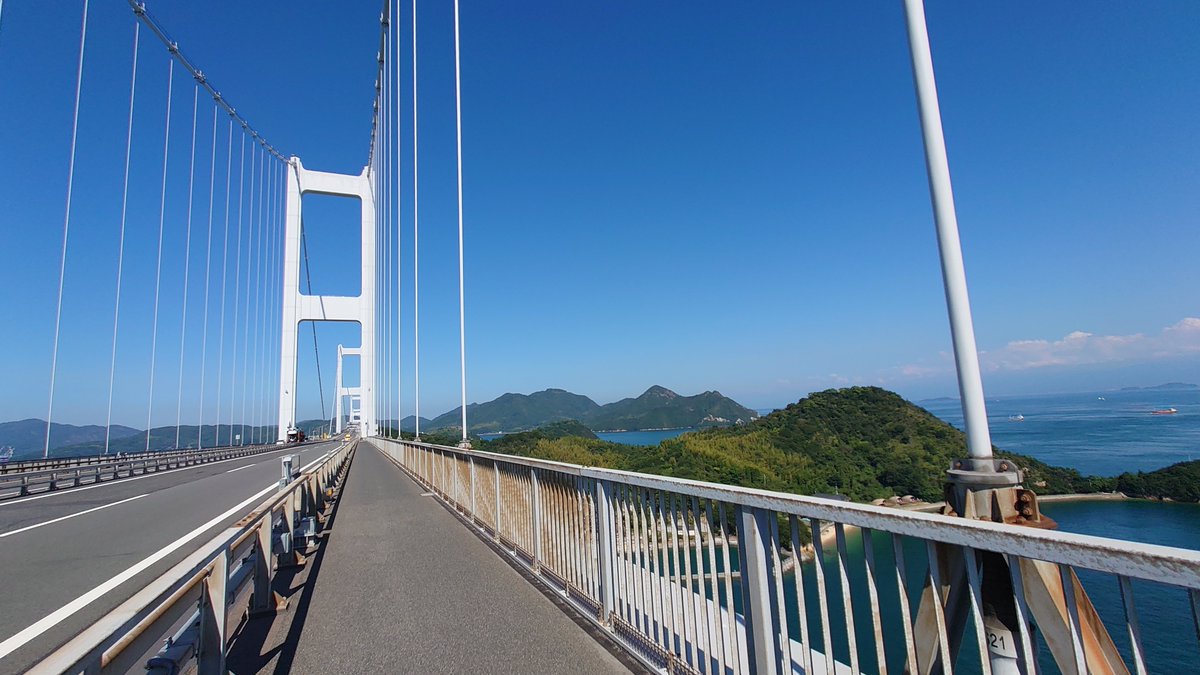 minatosg's tweet photo. 「ここを今日のキャンプ地とする。」

しまなみ海道ずるい！
徒歩とチャリと原付だけこんなに満喫してたなんて！

暑くて道後温泉から見近島キャンプに直行してしまった。もう動けない。釣もできそうだが…オラに元気をわ（嫌どす） https://t.co/5M0KTybGAN