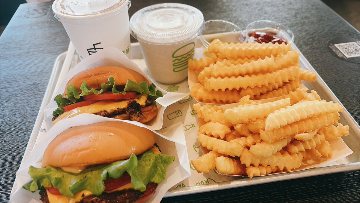 yozuki42's tweet photo. 今日はアウトレットでPaulSmithの可愛いキーケース買って、shakeshack🍔も食べて満足(˶'ᵕ'˶) https://t.co/r1HDBRPW4p