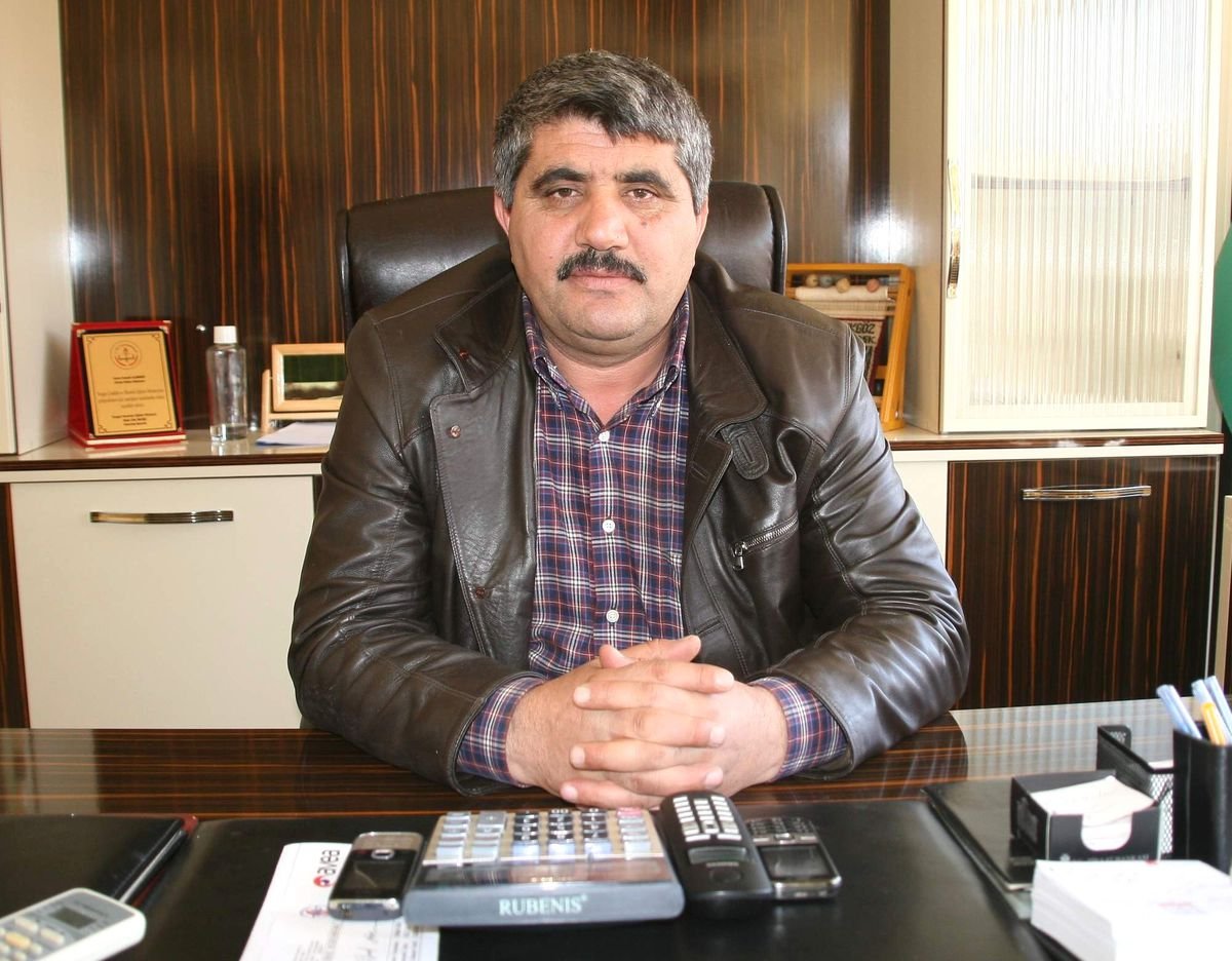 PiyasaTturkiye's tweet photo. 🔴 Yozgat Ziraat Odası Başkanı İsmail Açıkgöz:

▪️Sayın Bakanımız geçen bir açıklama yapıyor, diyor ki, Buğdayı Ukrayna'dan 12 liraya getiriyorum.

▪️Doğru, 12 liraya getiriyor. Ama mazotu da 20 liraya kullanıyorlar.

▪️Gübre 300 dolar, bende 1100 dolar.

▪️Şu an 16,5'a çıkıldı ama yüzde 80 buğday ofislere 14,5'a giriyor.

▪️Yani çiftçiye açıklananın aynısı verilmiyor.

▪️İthal ithal ithal nereye kadar ithal olacak?

▪️Bugün doların seyrinin 65 lira olması lazım. Hala 43 lirada.

▪️65 lira olunca bu buğday 20 liraya tekabül edecek.

▪️O zaman iç piyasa ne olacak?

▪️Biz tarladayken bize sahip çıkmaları lazım.

▪️Tarladan çıktıktan sonra geri tarlaya çiftçi girmiyor.

-ANKA