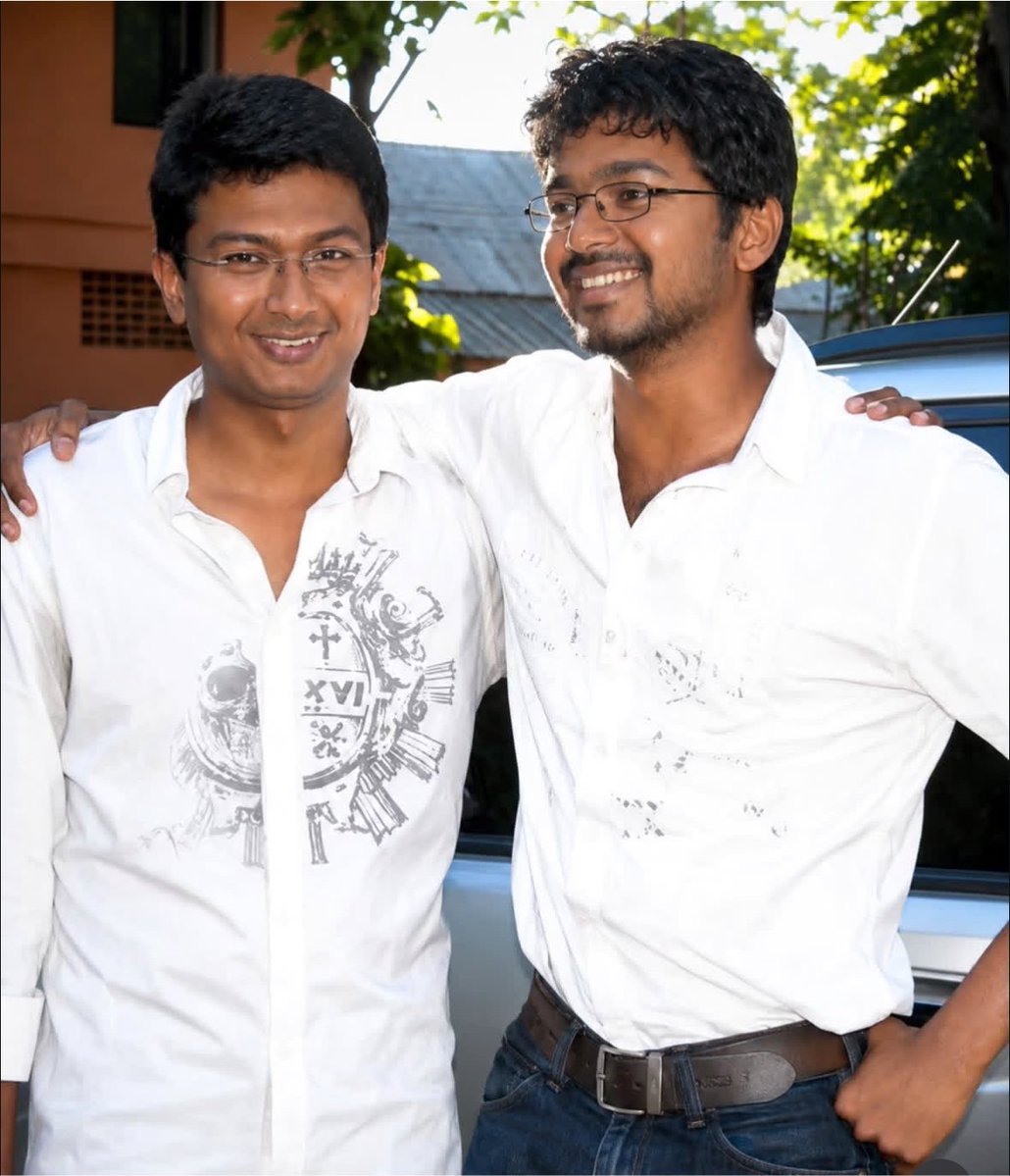 arvindkumarNRI's tweet photo. मुख्यमंत् Vijay ने अपने राजनीतिक विरोधी उदयनिधि स्टालिन की गिरफ्तारी करवा दी।

DMK नेता और विपक्ष के नेता उदयनिधि स्टालिन को उनके चेन्नई स्थित घर से पुलिस ने उठा लिया। 

थंजावुर पुलिस ने उनके खिलाफ FIR दर्ज की थी।
तंजावुर में कावेरी जल विवाद को लेकर हुई रैली में 

जब भीड़ ‘तृषा-तृषा’ के नारे लगाने लगी, तो उदयनिधि ने कथित तौर पर दोहरे अर्थ वाले अश्लील शब्दों का इस्तेमाल किया था। 

यह टिप्पणी मुख्यमंत्री विजय और अभिनेत्री तृषा कृष्णन के बीच कथित नजदीकी को लेकर की गई मानी जा रही है।
