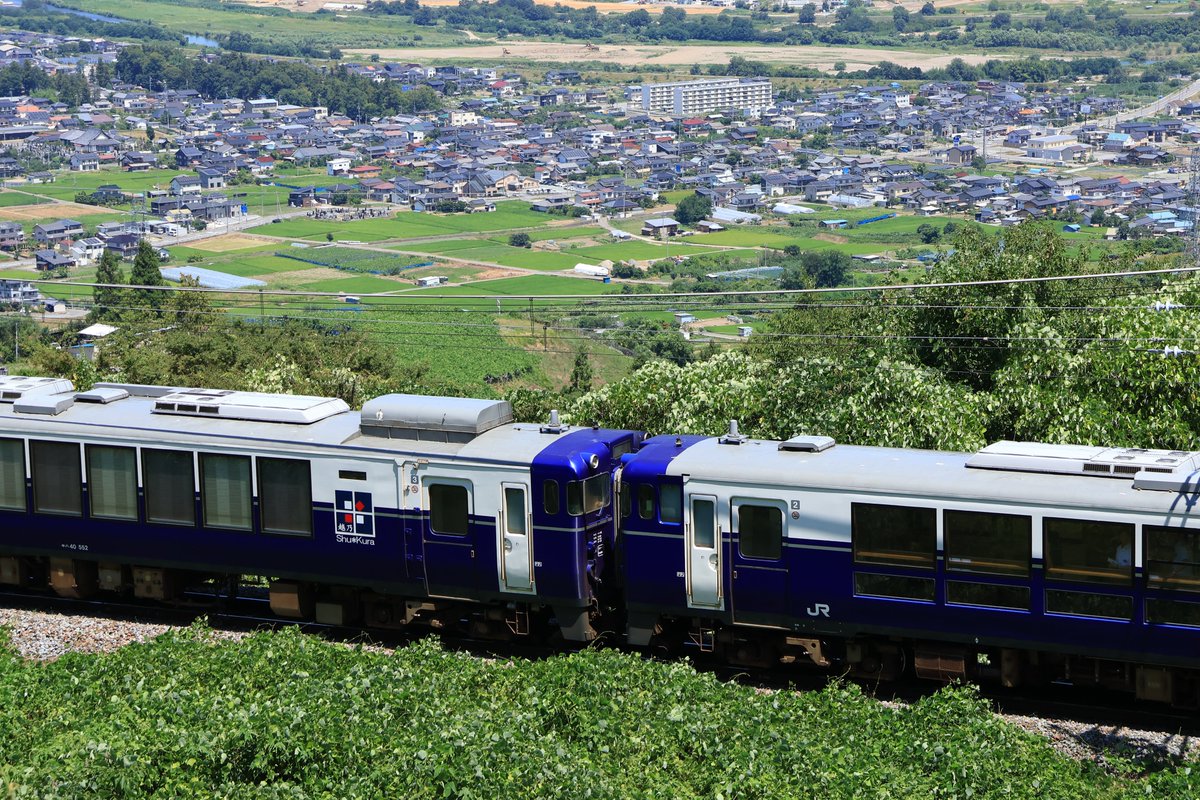 hyama5071's tweet photo. 越乃Shu*Kuraの試運転が長野から篠ノ井までと長野から西条まで往復で行なわれたので撮影してきました。善光寺平バックは地元鉄の方が大勢訪れました。大変お疲れ様でした。 https://t.co/DghwD0BltF