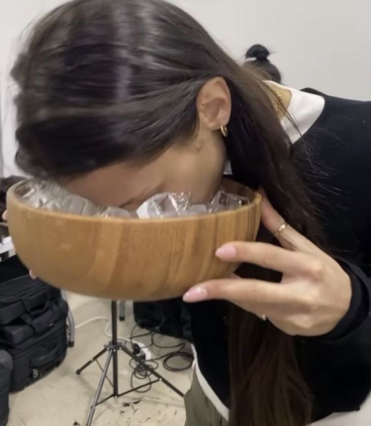 EliteMindsetxx's tweet photo. Los niveles altos de cortisol envejecen más rápido que Fumar.

7 maneras de bajarlo sin necesidad de medicamentos:  

1. Agua con hielo por la mañana. https://t.co/yBcLEEpTWN