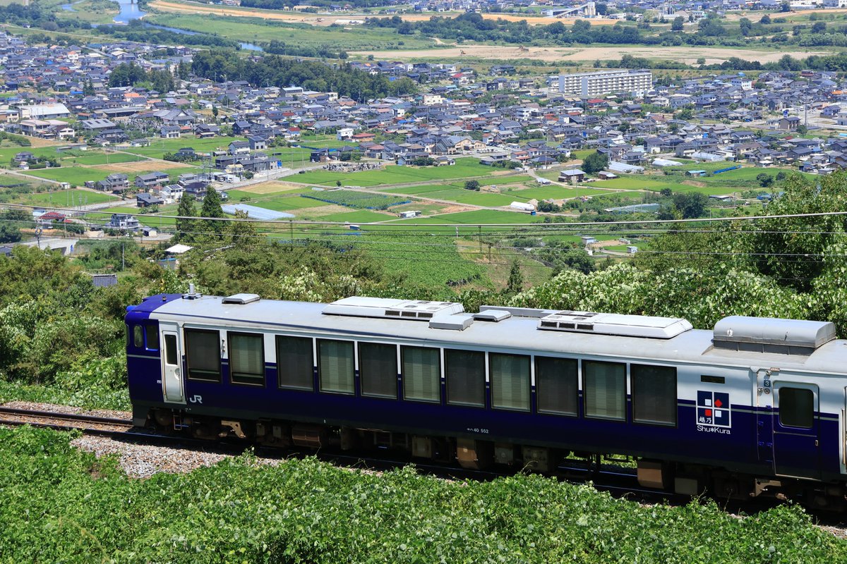 hyama5071's tweet photo. 越乃Shu*Kuraの試運転が長野から篠ノ井までと長野から西条まで往復で行なわれたので撮影してきました。善光寺平バックは地元鉄の方が大勢訪れました。大変お疲れ様でした。 https://t.co/DghwD0BltF