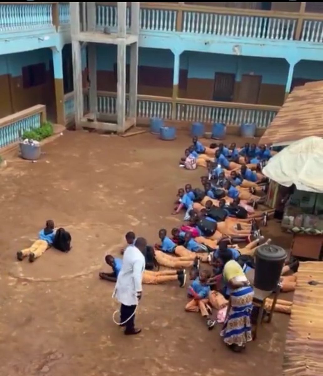 NyasHDaily's tweet photo. Because i touched the sst teacher's big bums the whole class was beaten.

Im the one at the front 😅😅😅 https://t.co/dvOjJbrA5H