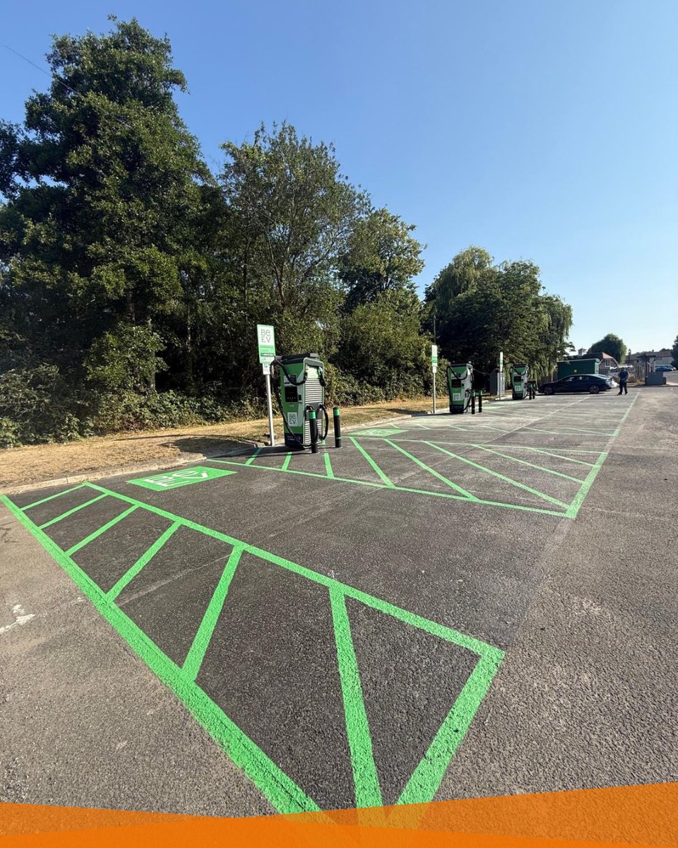 jojusolar's tweet photo. Blue skies, green lines… ⚡

Check out our new rapid charging hub install: six bays charging up to 150kW.

Our Joju team has installed a brand new rapid hub at Langton Road, Blandford Forum recently, on behalf of Be:EV and in partnership with Dorset council.  

#evcharging https://t.co/SmXNnq7u6f