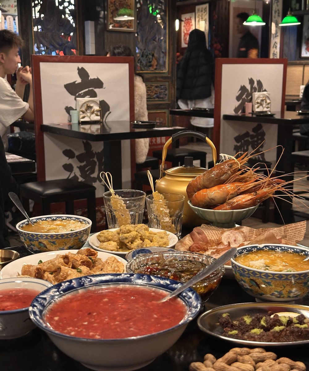 OdellScott9's tweet photo. Late-night snack rush: warm pork bone soup + chewy rice cakes, the kind that wraps you up like a soft blanket after a long tiring day. https://t.co/ulRla32mvN