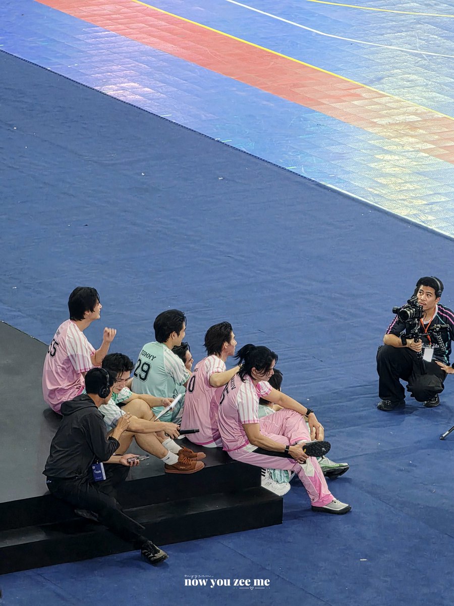 nyzeem_'s tweet photo. แก้งค์เจน 1 คือดูคิดถึงกันมากๆ พอแข่งกีฬาจบก็มานั่งรวมกันเป็นก้อนๆอยู่ด้วยกัน ใครจะคุยกันทำไรไม่รู้ ก้อนเจน 1 ขอนั่งรวมกันอยู่ตรงนี้ เอ็นดูมากกก 🤏🏻 

ZEENUNEW x ZON SUSU
#กีฬาสีซีนุนิวสุดเจ๋ง
#DMDSportsDay2026 https://t.co/VpzjmgsX1H