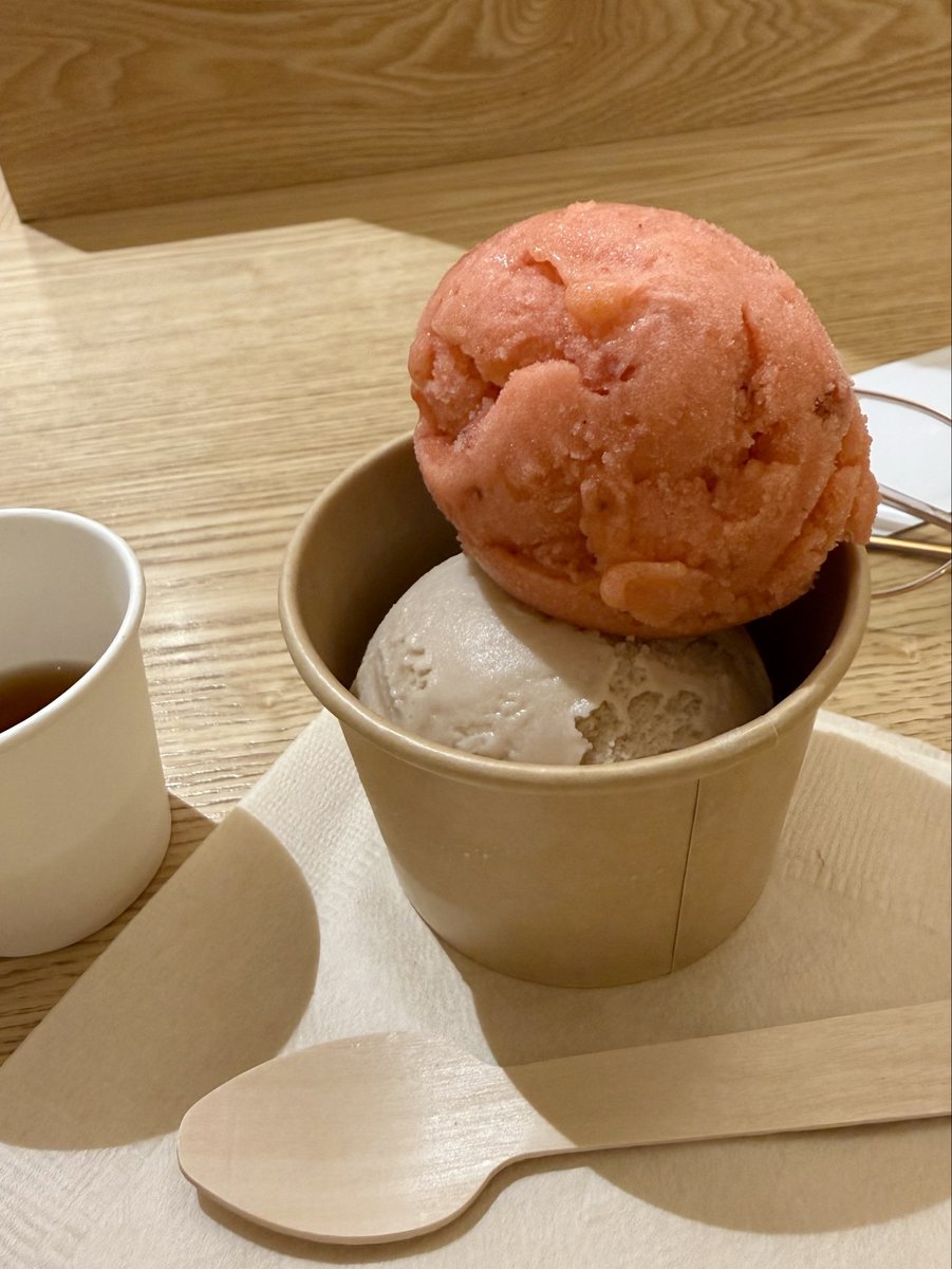 patachan9's tweet photo. 家人のお使い(なぜ私が？)で大丸へ。
暑いからダブルにしたよ。
夏にやせるなんて、ムリ。

無印でいちごとミルクティー🍨 https://t.co/JqpeD176Uq