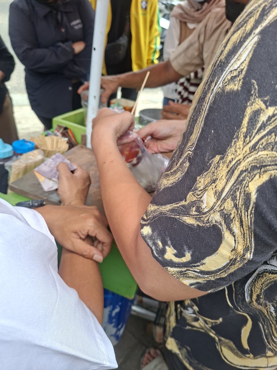 arifvanhidayat's tweet photo. Menjelang sore jajan cilok, siapa yang mau?? https://t.co/w9h8DHhHuq