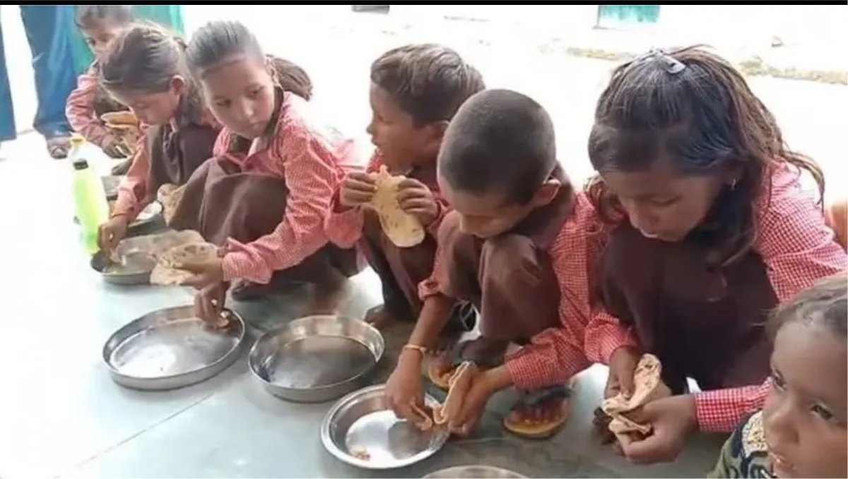 MamtaTripathi80's tweet photo. सीतापुर में मिड डे मील के पानीवाले खाने पर हो हल्ला मचा है, मिड डे मील में ऐसा खाना मिलना कोई नई बात नहीं है…

2019 में मिर्ज़ापुर के जमालपुर में सरकारी स्कूल के छोटे छोटे बच्चों को नमक रोटी दी गई थी जिस पर पूरी दुनिया में छिछालेदर हुई थी…

पत्रकारों पर सच दिखाने को लेकर FIR करवाने की शुरूआत IAS अवनीश अवस्थी ने तब से ही की थी…जो आज तक अनवरत जारी है