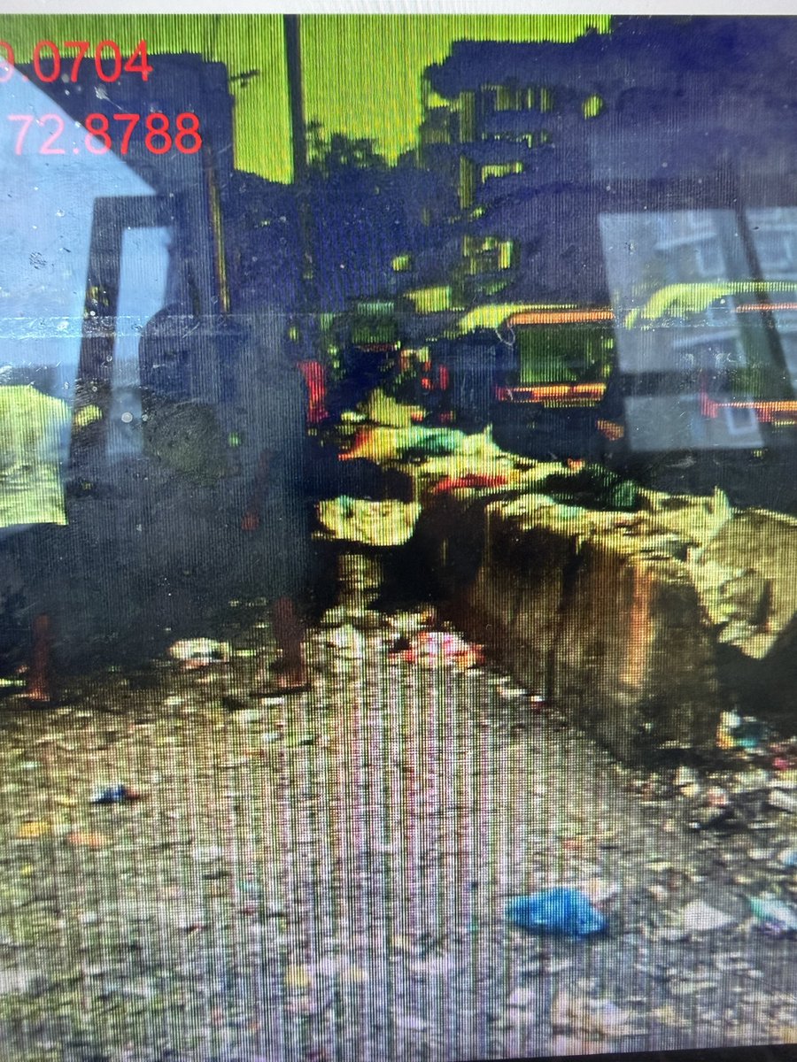 yashmod123's tweet photo. @mybmc @AshwiniBhide @richapintoi How can this be considered as resolved. Garbage is thrown  right in centre of the road https://t.co/1wddugpcPW