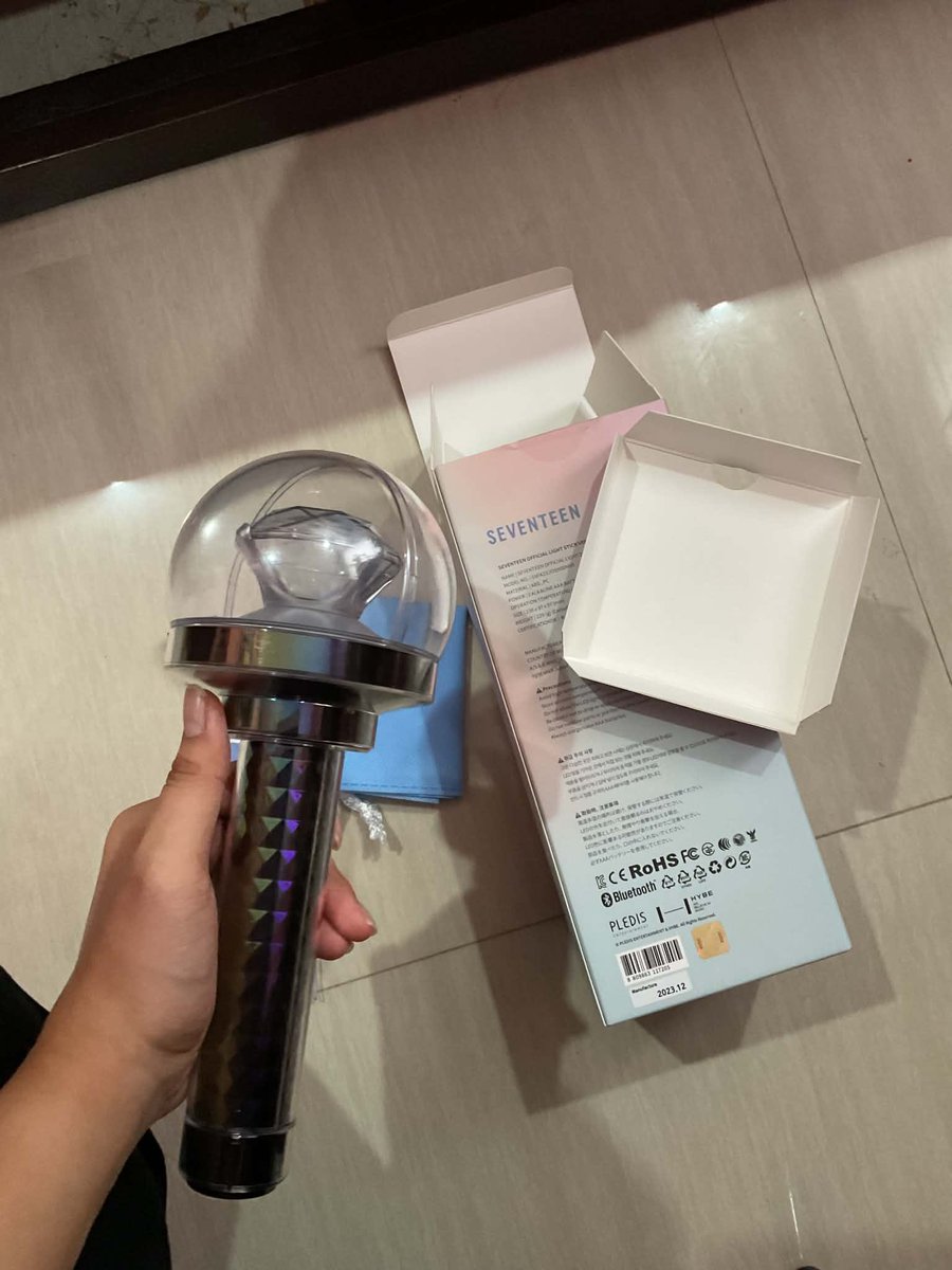 wonpiriscart's tweet photo. wts lfb ph
seventeen lightstick
caratbong version 3 

— onhand
— with minor scratches 
— flexi price
— dm if interested !

🏷 svt carat light stick https://t.co/o1Er1bEXO8