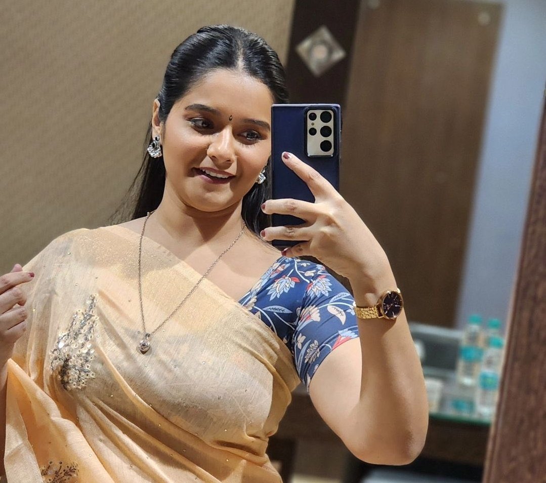 RishiOfficial_1's tweet photo. Hari priya - She is the queen of tamil TV serials 📈🥵🔥

Very famous in recent times..😍 https://t.co/53EN8PNd1P