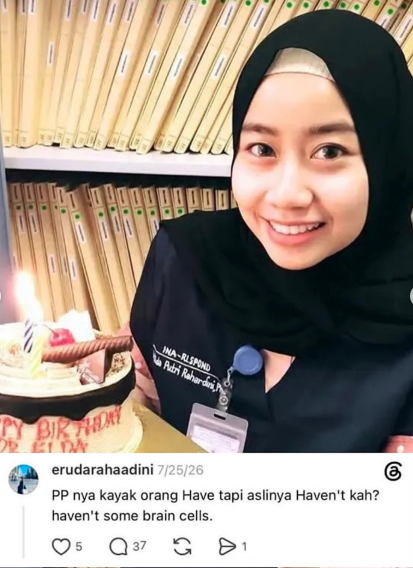 ToxicAtauTidak's tweet photo. Ia Hanya Ingin Didengar, Bukan Dihina: Tragedi Yurizal, Pasien BPJS yang Jadi Korban Nyinyiran Nakes.

UPDATE kasus nakes bully pasien BPJS: makin panas! Pasien bernama Yurizal yang dulu di-bully di kolom komentar, sekarang dikabarkan sudah MENINGGAL DUNIA. Netizen murka, identitas oknum mulai terbongkar satu-satu 🧵👇