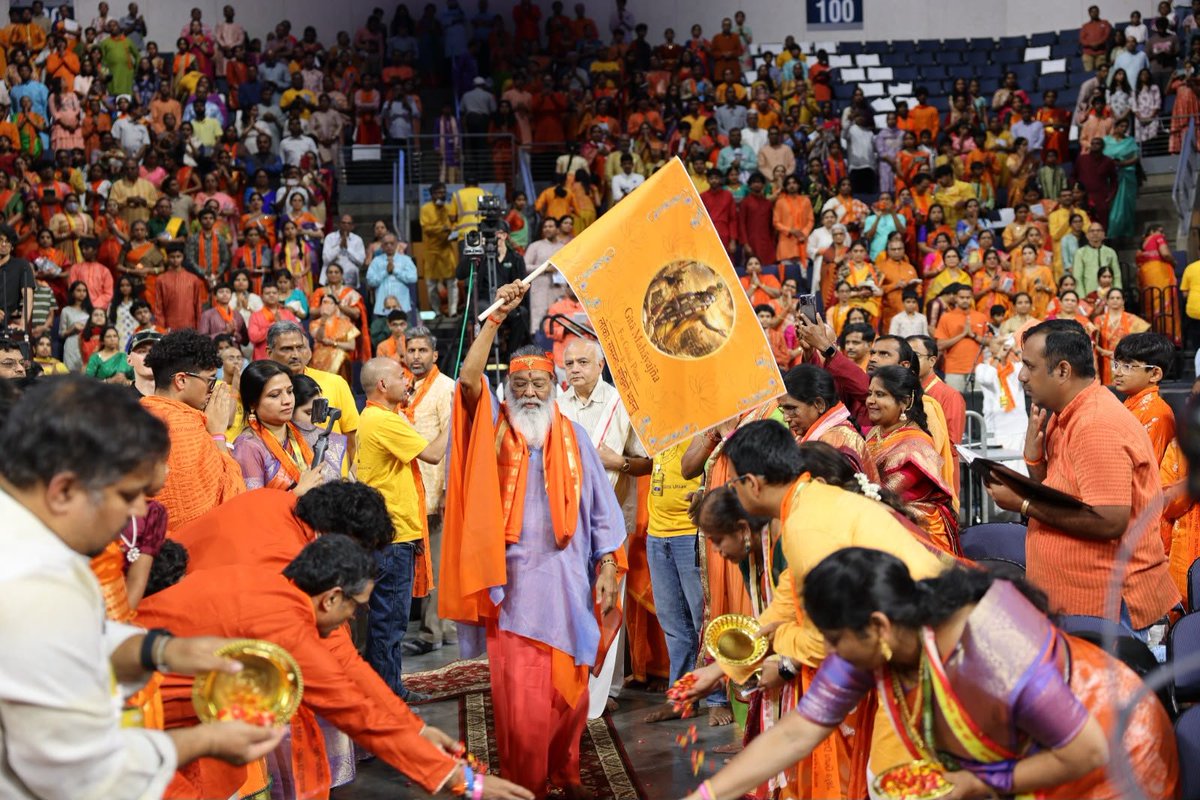 Kulkarni202's tweet photo. The timeless teachings of the Gita continue to illuminate lives around the world. An inspiring gathering filled with devotion and spiritual energy. #Ganapathysachchidananda @SgsSwamiji https://t.co/m2rG7mXEgi